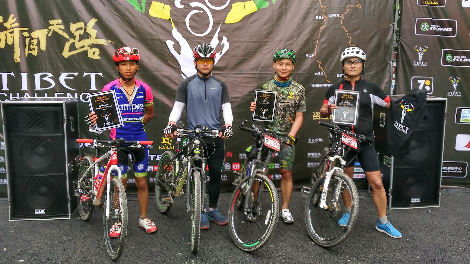 完赛后与骑友留影